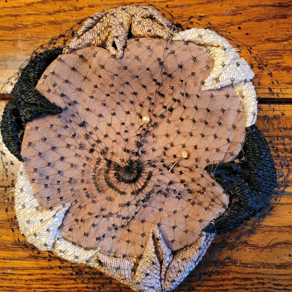 Vintage women's fascinator/pillbox hat